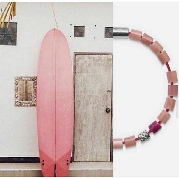 Mads Z Black Sun armbånd i rød nylon med perler og månesten, mod hvid baggrund