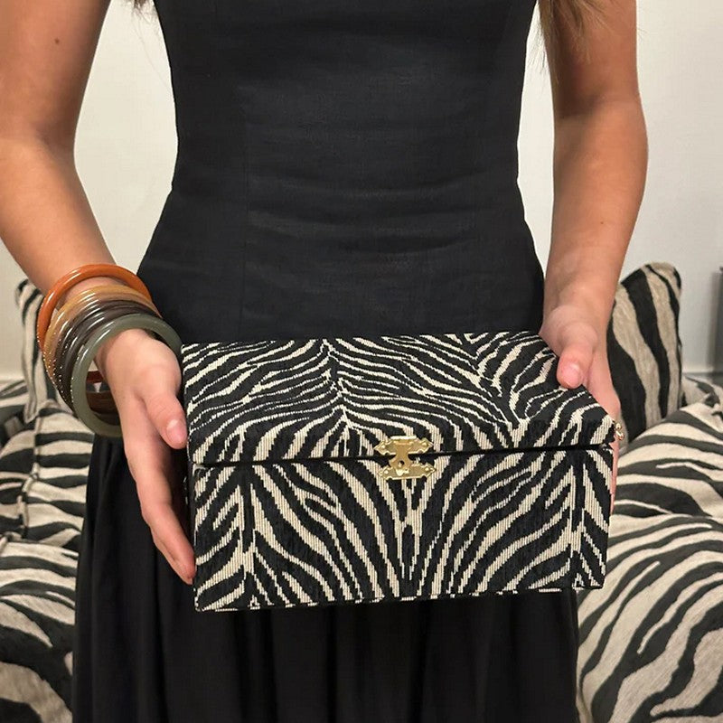 Pico Copenhagen Giant Jewelry Box i Black Zebra tekstil – set fra siden