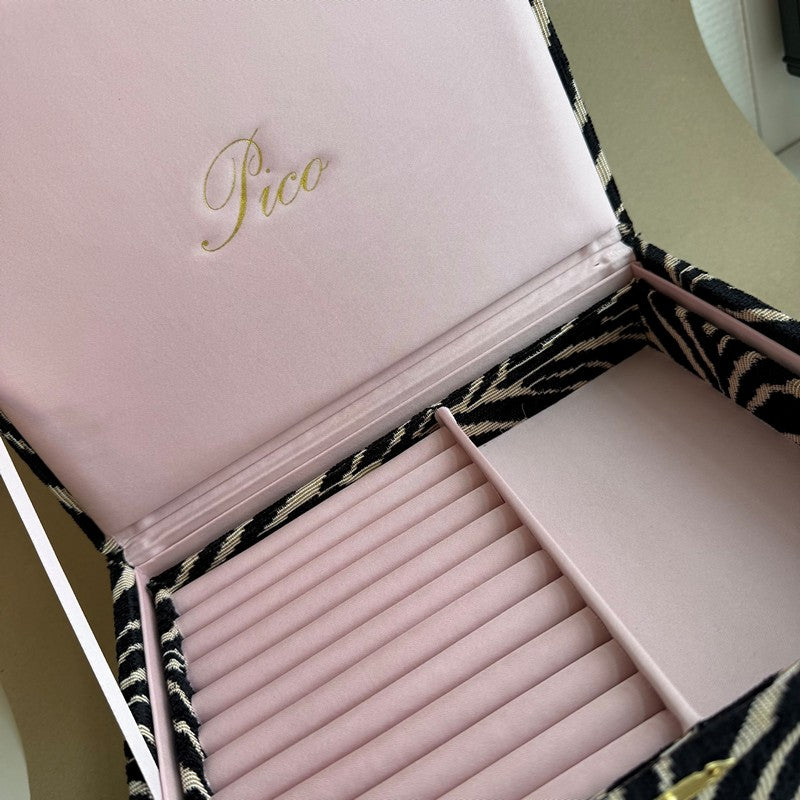 Pico Copenhagen Giant Jewelry Box i Black Zebra – nærbillede af messinglukning