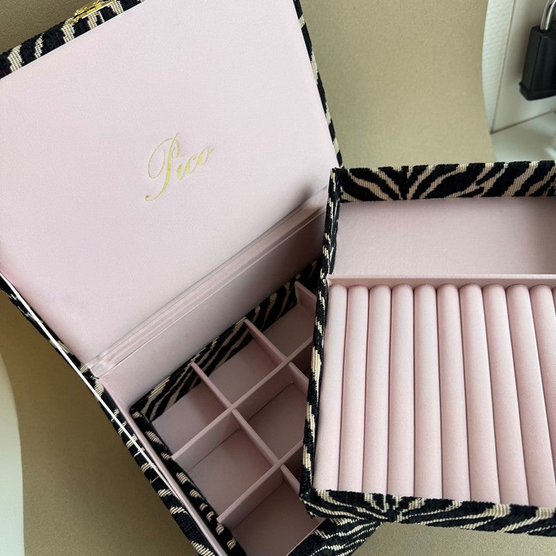 Pico Copenhagen Giant Jewelry Box i Black Zebra-mønster, liggende på flade