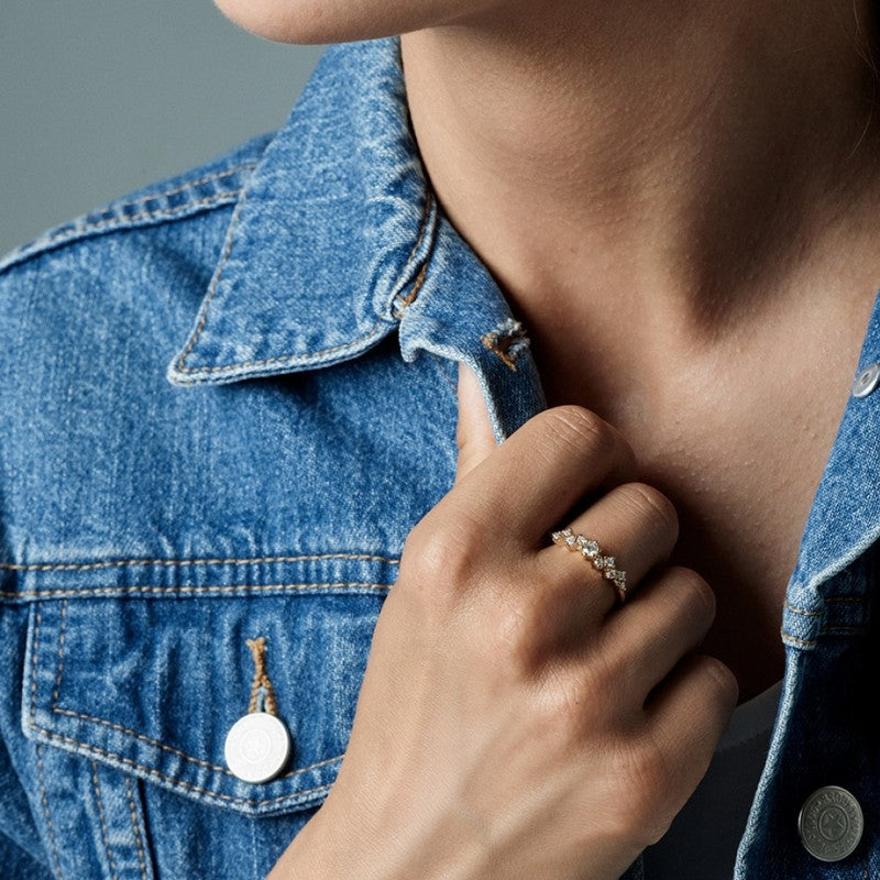 Nuran Twinkle ring i 14 karat guld med brillanter – nærbillede af fatning
