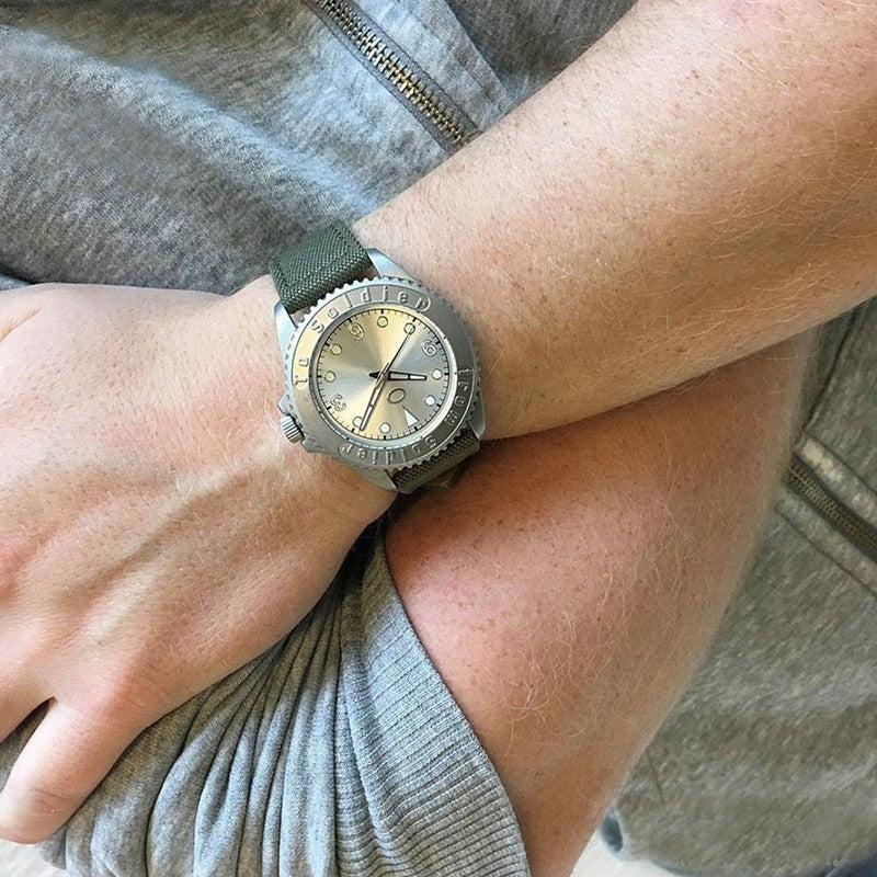 Aagaard From Soldier To Soldier armbåndsur i rustfrit stål med safirglas og grøn rem – set fra siden
