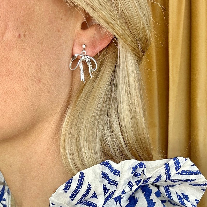 Pico Copenhagen Ribbon ørestikker i forsølvet messing – set fra siden