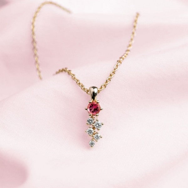 Nuran Twinkle vedhæng i 14 kt. guld med pink turmalin og diamanter, set fra siden