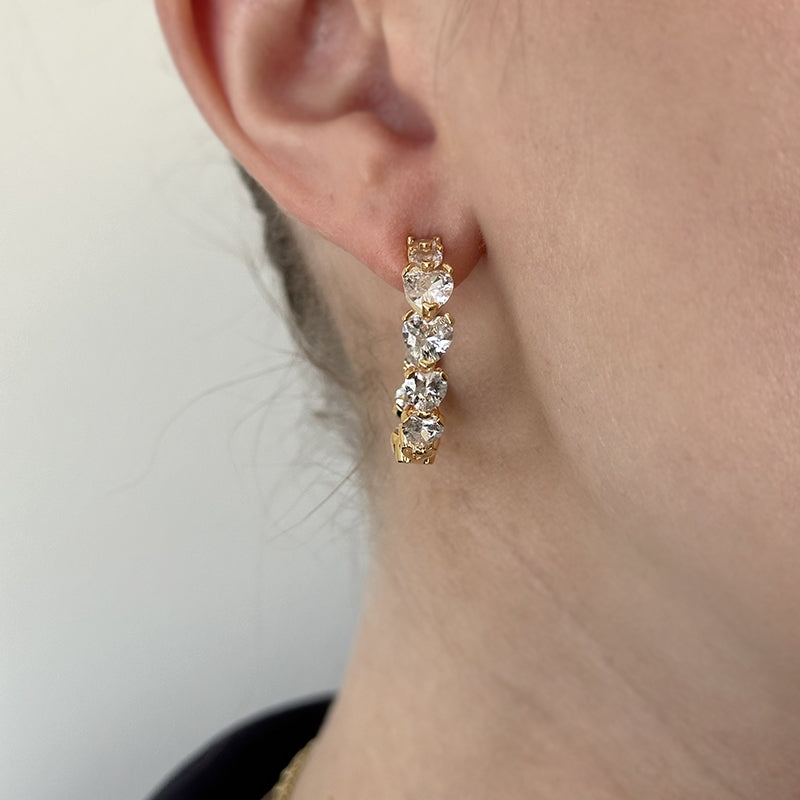 Pico Copenhagen Crystal Heart Hoops i forgyldt messing med krystaller, set fra siden