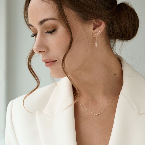 NURAN Aura ørehængere i 14 kt guld med diamanter båret på model