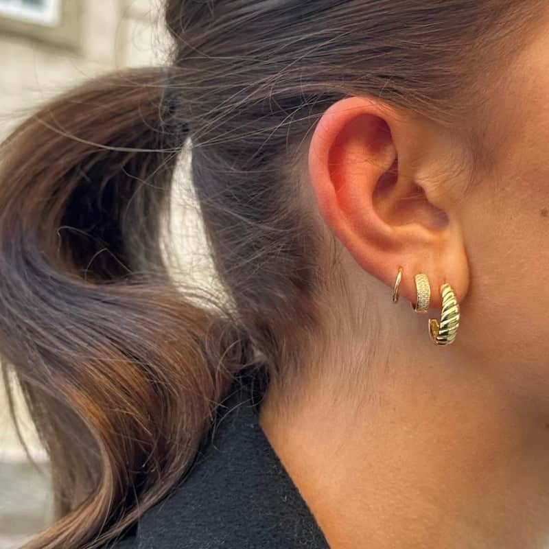 MerlePerle Billie creoler i forgyldt sølv, 10,5 mm – set fra siden