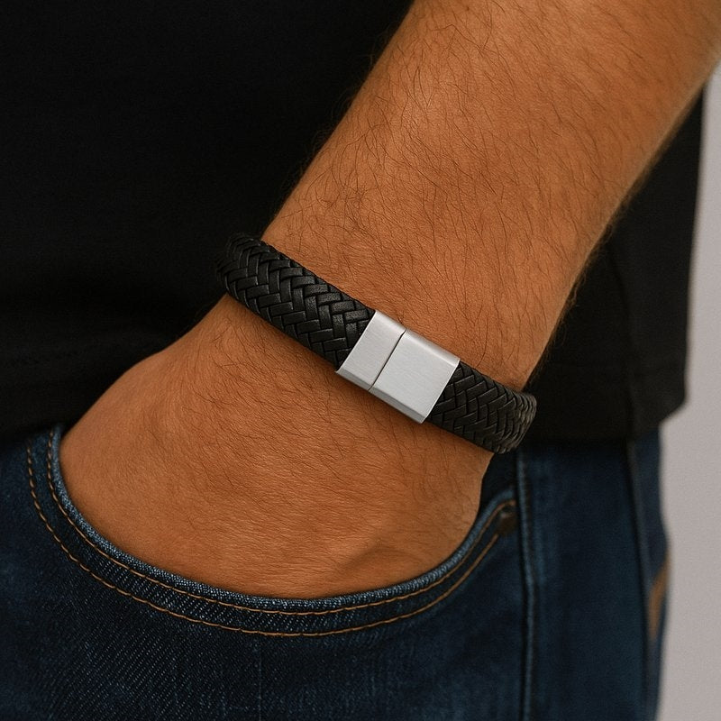 Rico's læderarmbånd til mænd i sort vævet læder med lås i mat stål – set fra siden
