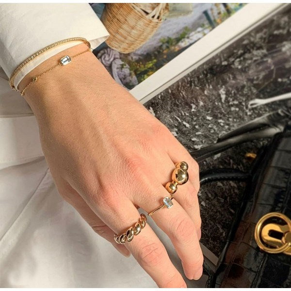 Mads Z Biggest ball ring i 14 kt guld – set fra siden