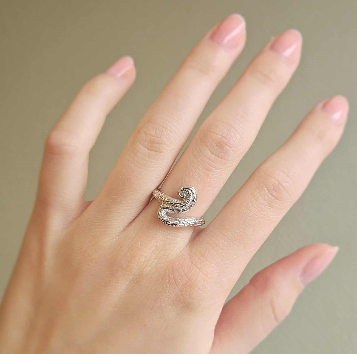 Studio Z Wave ring i 925 sterling sølv med bølget organisk design – set fra siden