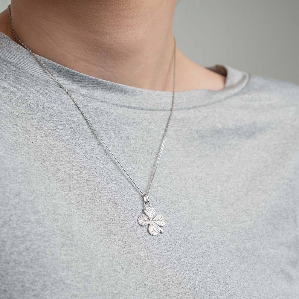 Christina Big Four Leaf Clover vedhæng i sølv båret på model