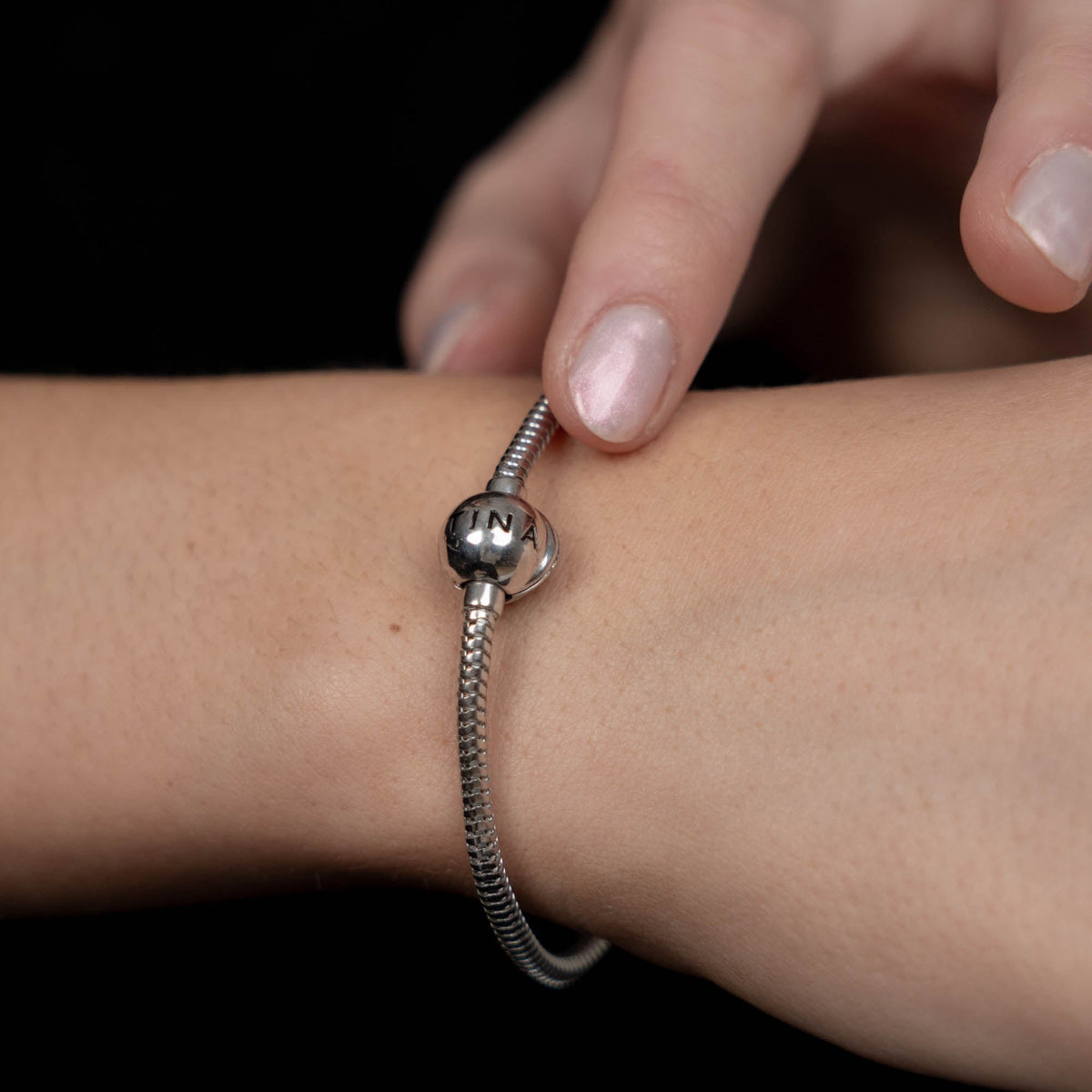 Christina Charms armbånd i sølv med zirkonia båret på model