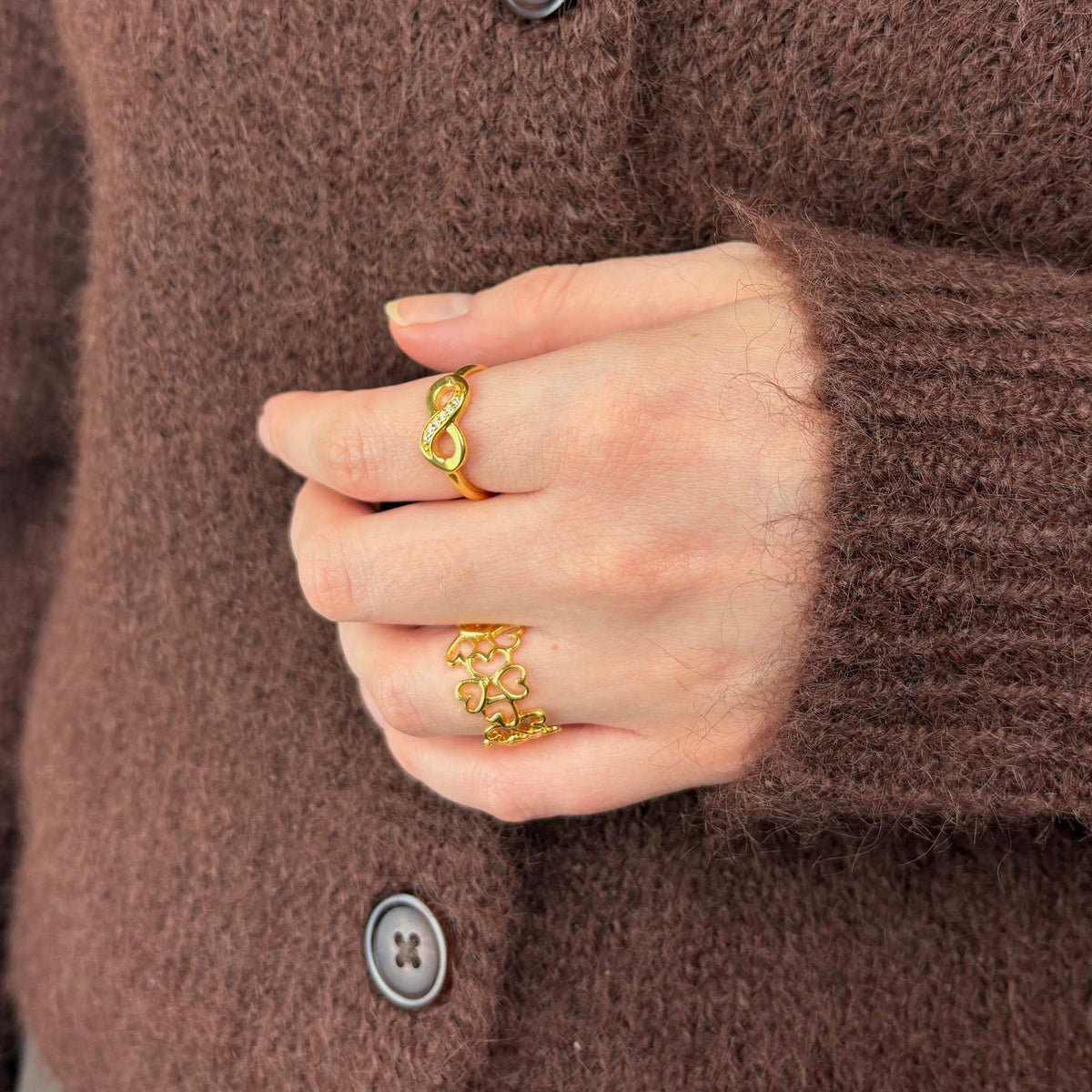 Christina Heart in Heart ring i forgyldt sølv båret på model