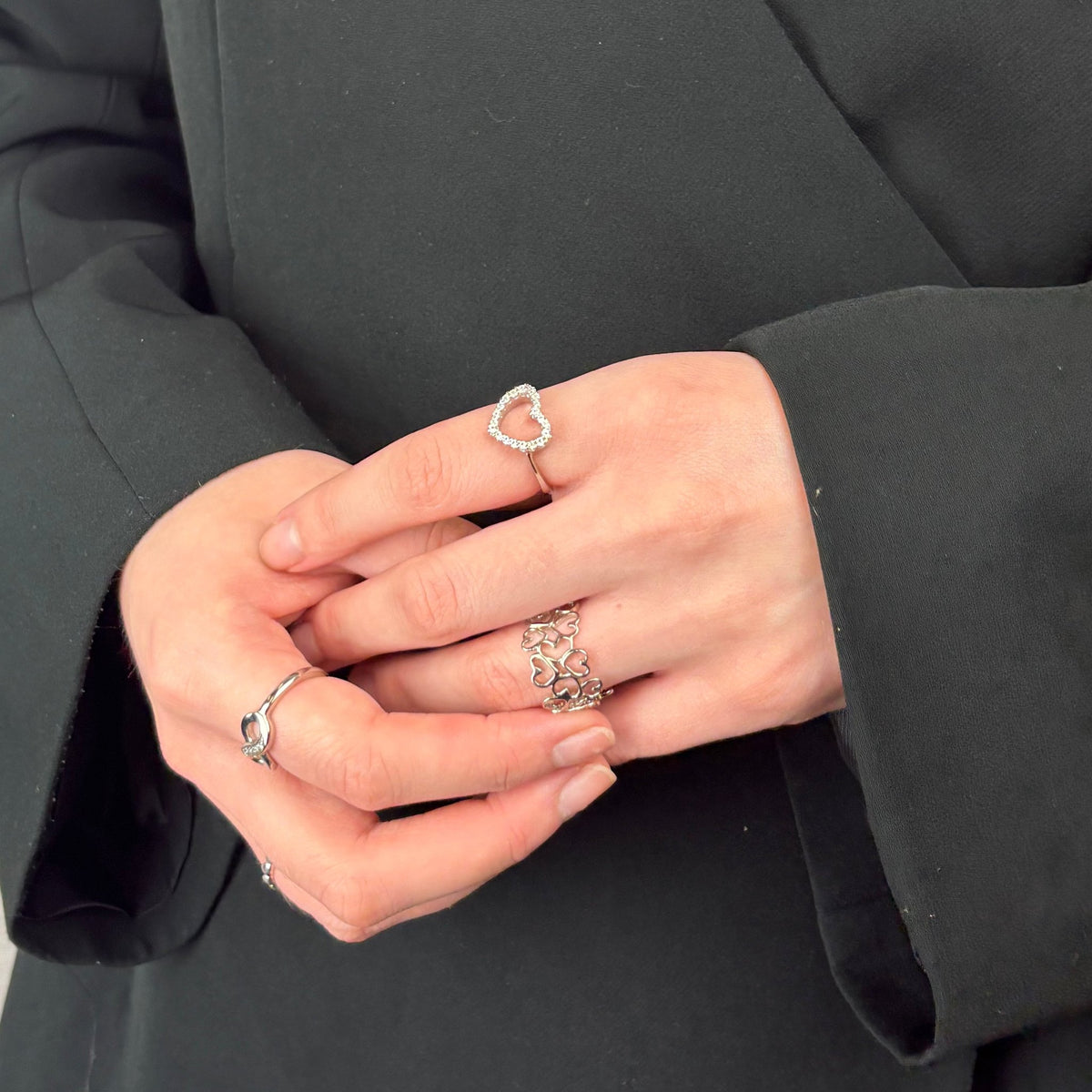 Christina Heart in Heart ring i sølv båret på model