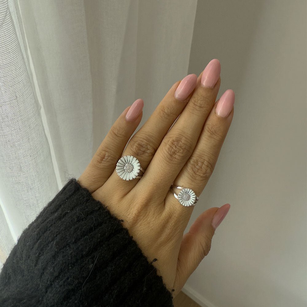 Christina Marguerit ring i sølv 11 mm båret på model