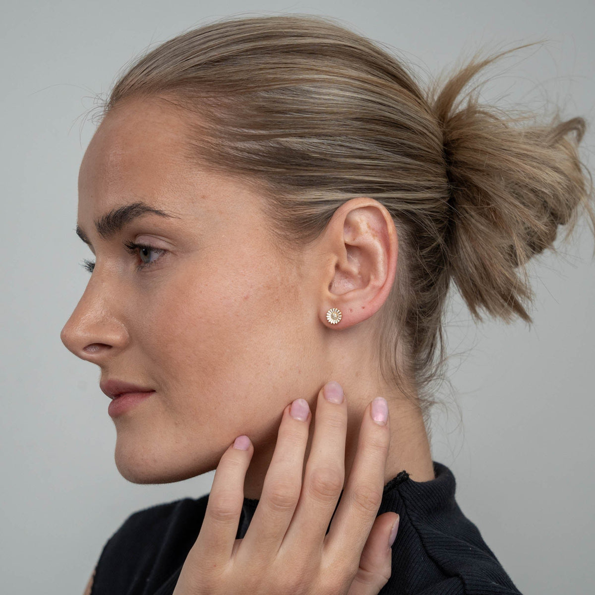 Christina Marguerit øreringe i forgyldt sølv med zirkonia 8 mm båret på model