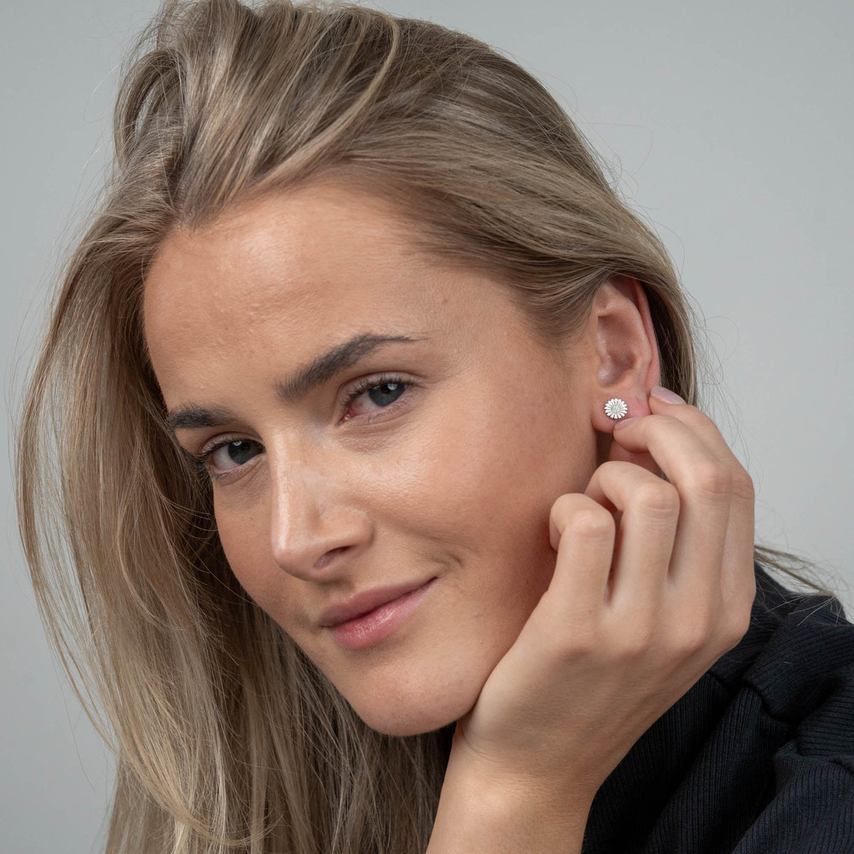 Christina Marguerit øreringe i sølv med zirkonia 8 mm båret på model