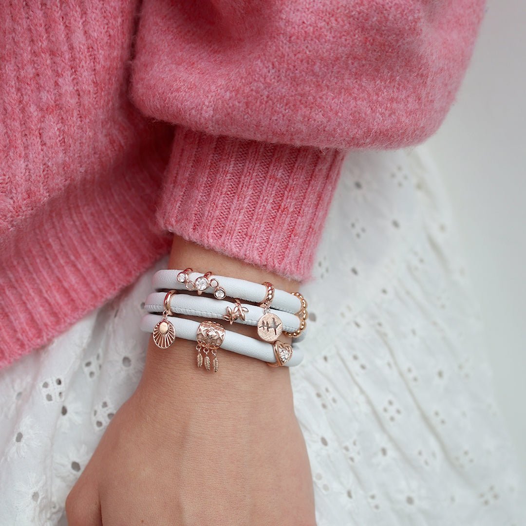 Christina Million Love Double charm i rosa forgyldt sølv til læderarmbånd båret på model