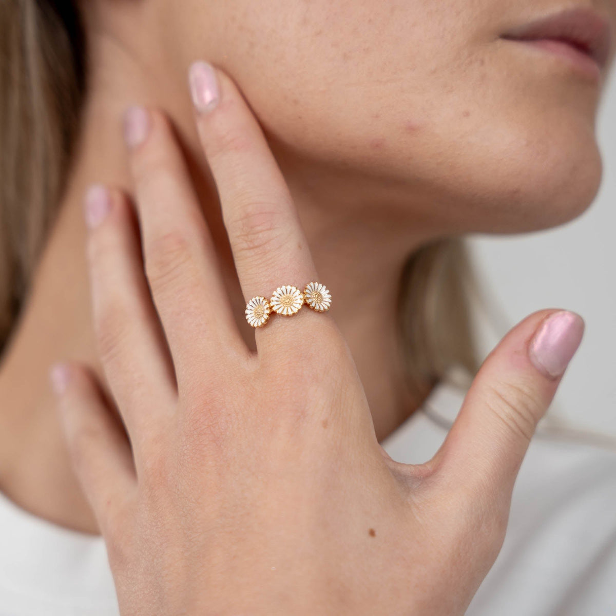 Christina Triple Marguerit ring i forgyldt sølv 8 mm båret på model