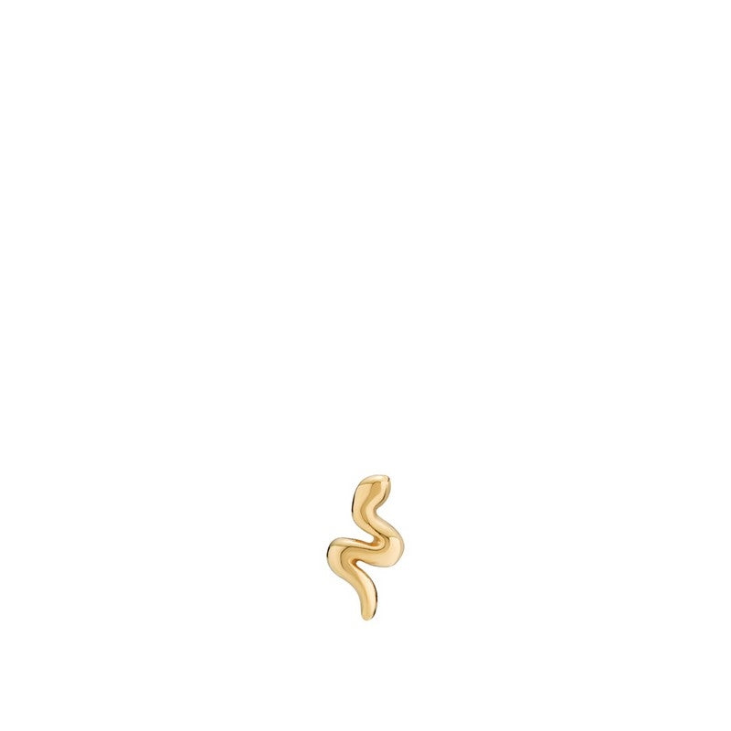 Sistie Petit Snake ørestik i forgyldt sølv med diskret slangedesign og varm glød