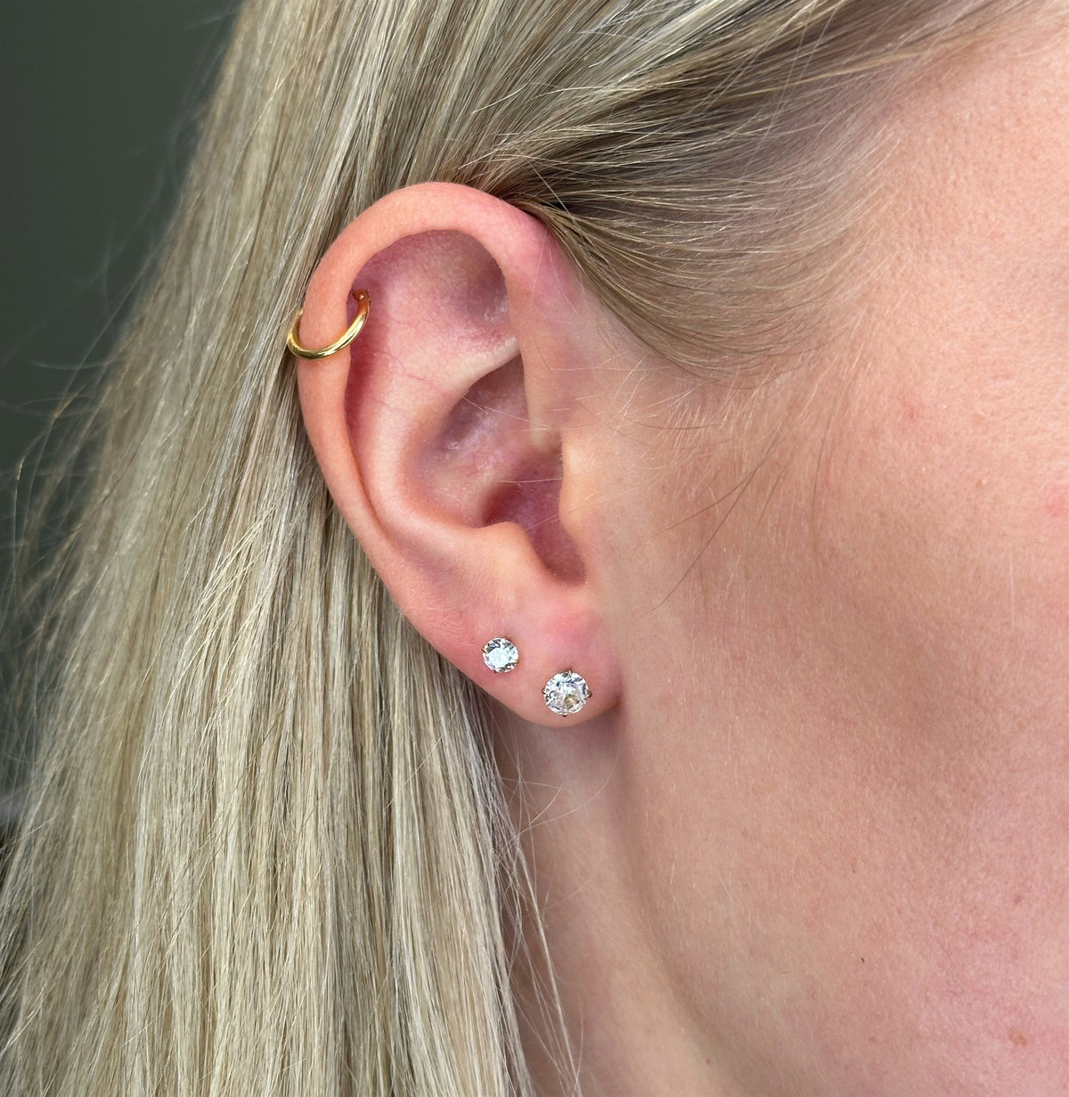 Titanium ørestikker med facetslebne sten på 3-5 mm – set fra siden
