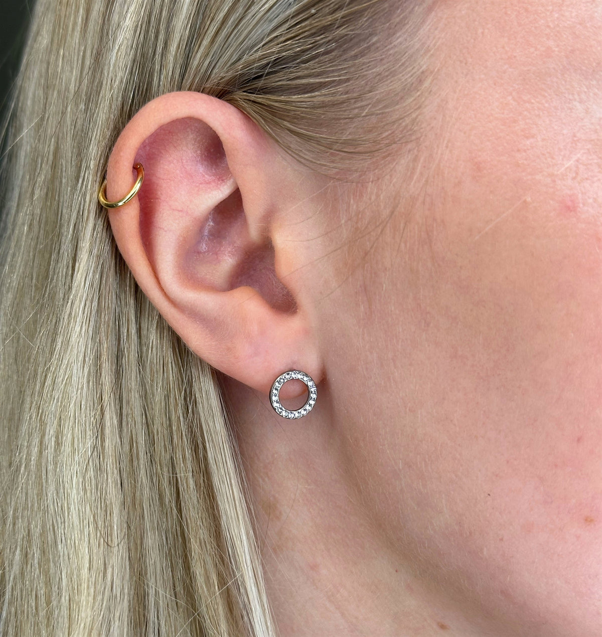 Runde titanium øreringe set fra siden – lette og hudvenlige