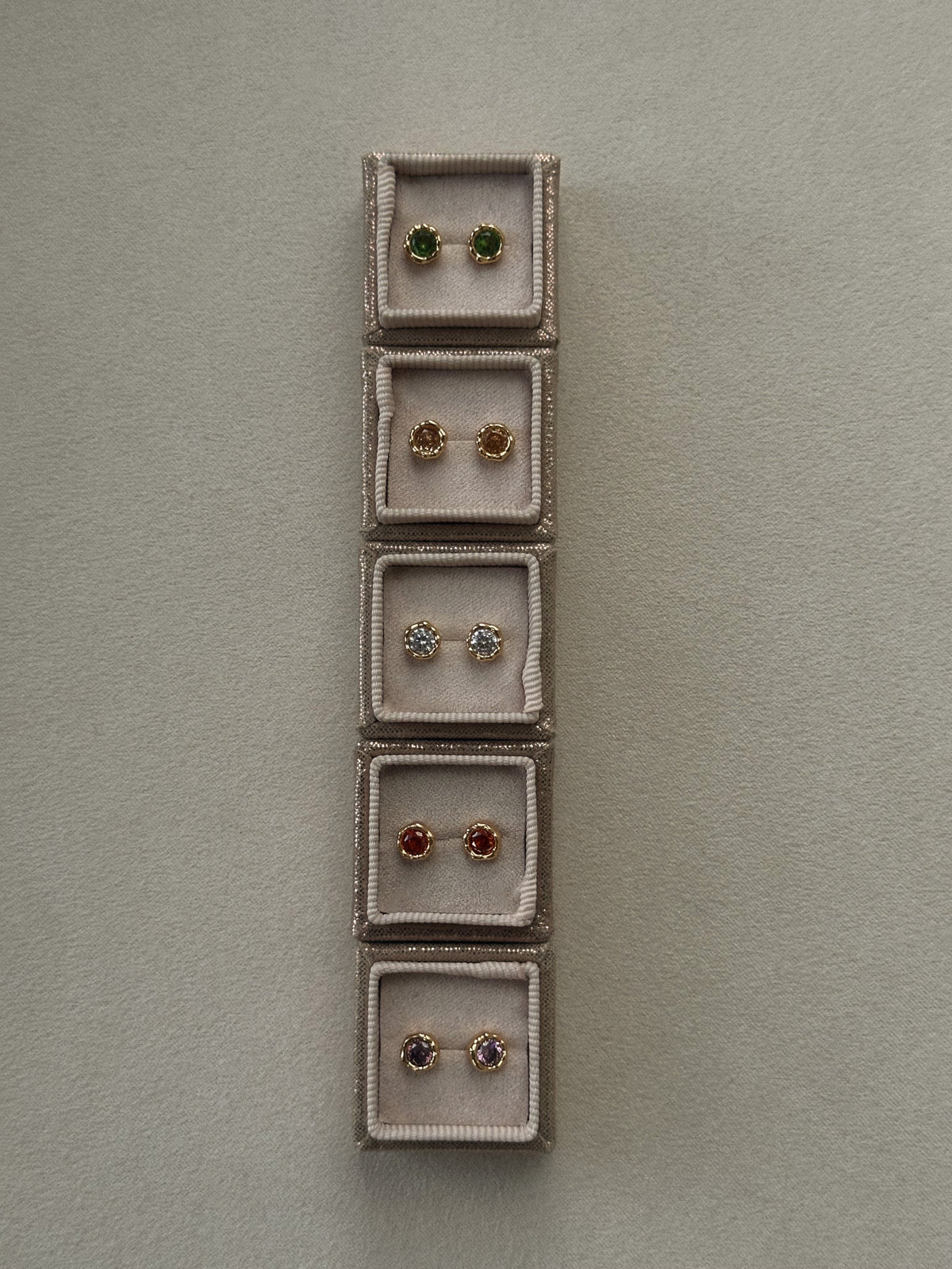 Pico Copenhagen Earth Crystal øreringe i forgyldt messing med nanokrystal båret af en model