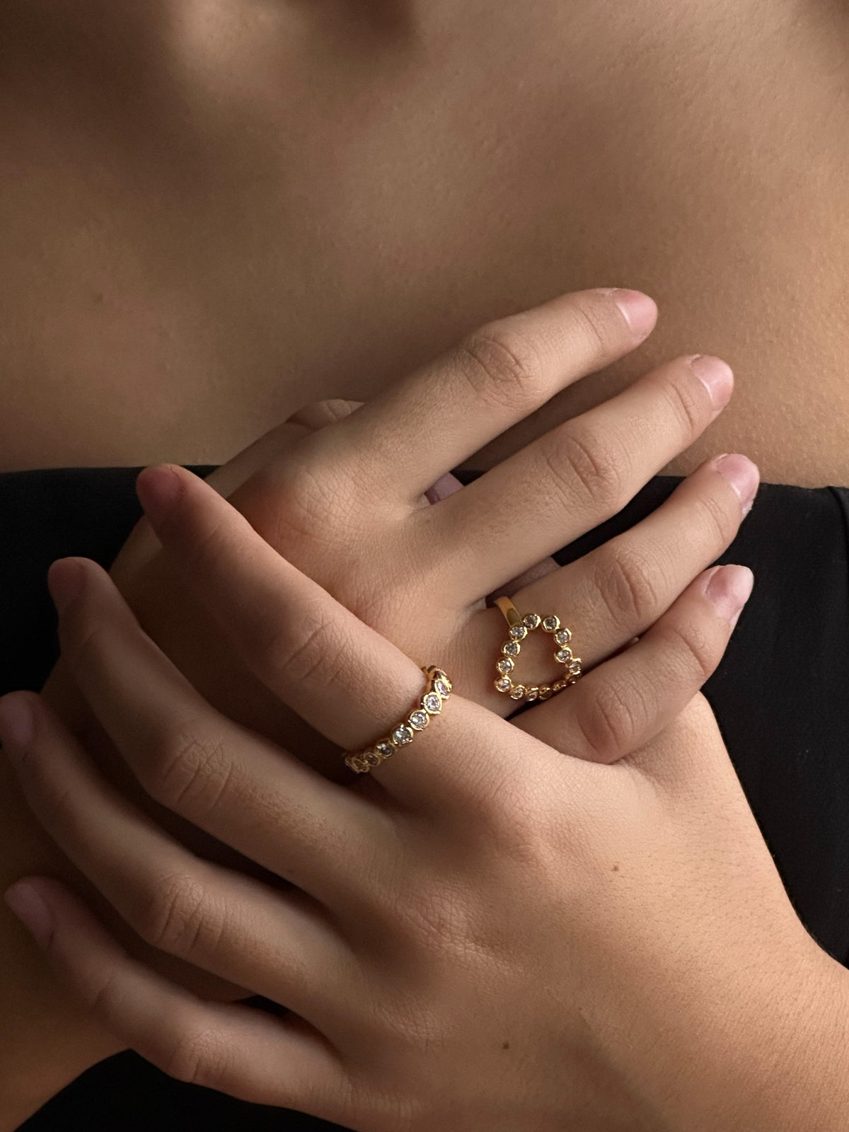 Pico Copenhagen Elva Heart Crystal ring i forgyldt messing båret på hånden