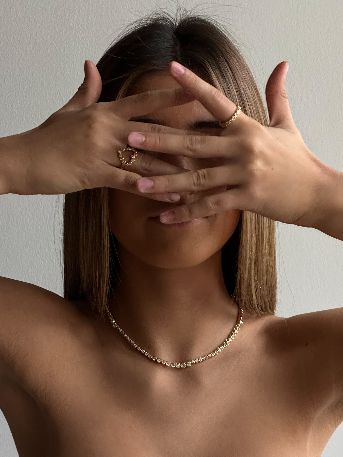 Pico Copenhagen Elva Crystal ring i forgyldt messing båret sammen med Elva Heart ring og Elva halskæde