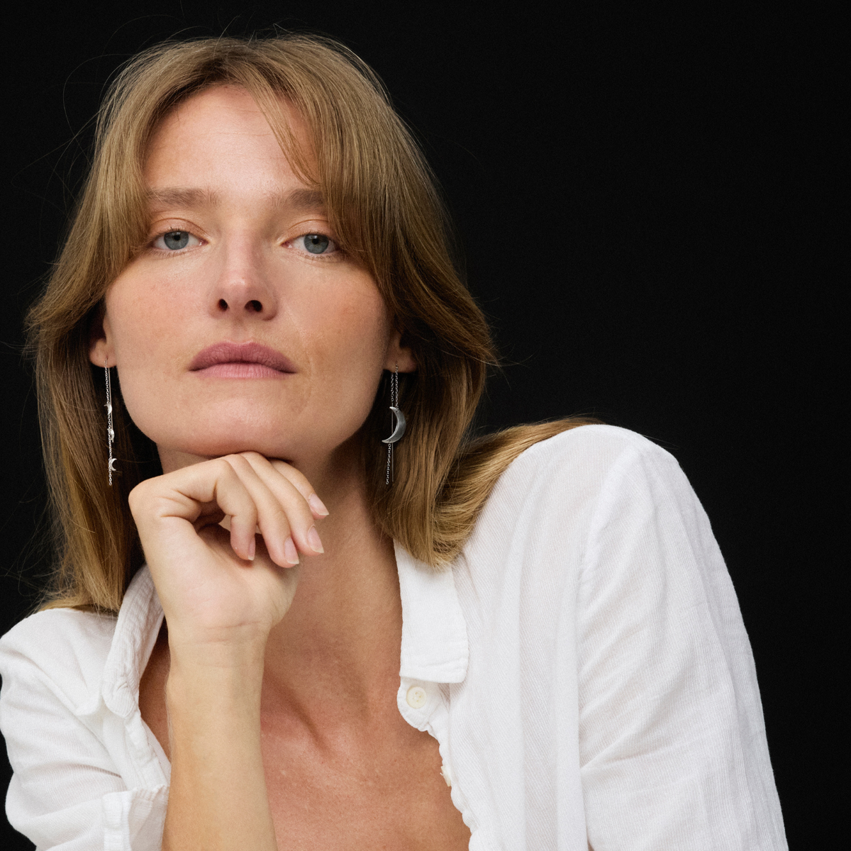 Jane Kønig Big Half Moon Chain ørering i forgyldt stål på model