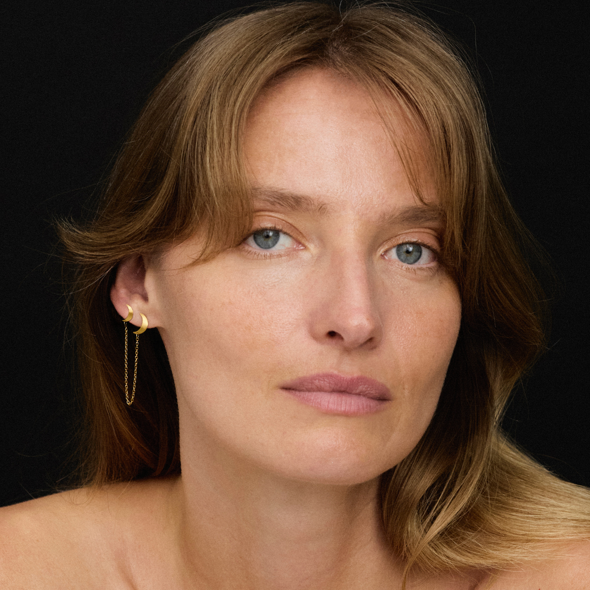 Jane Kønig Double Half Moon Chain Stud ørering i forgyldt stål på model