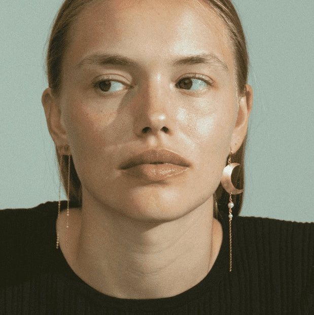 Jane Kønig Half Moon ørering i forgyldt sølv med perler, set fra siden