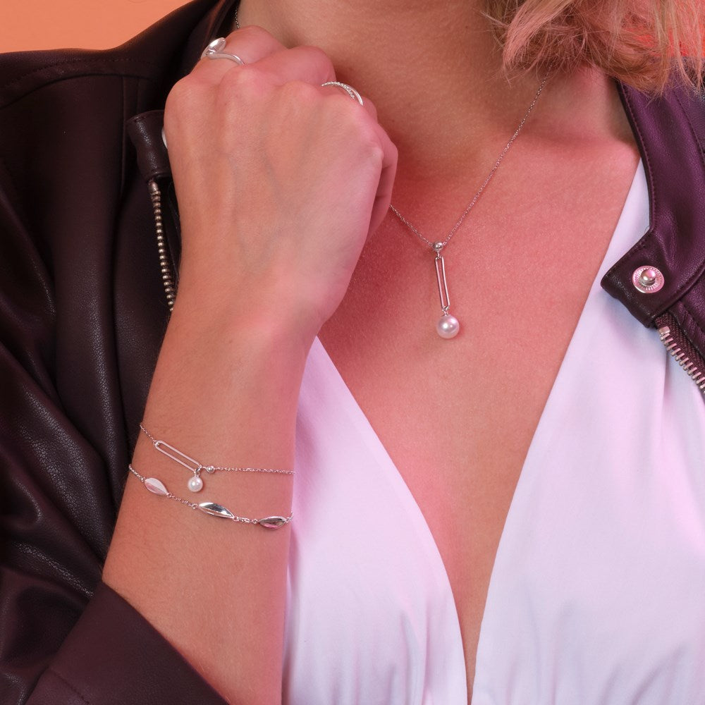 Nordahl Jewellery - LEAVE52 forgyldt sterlingsølv blad armbånd båret af model i nærbillede