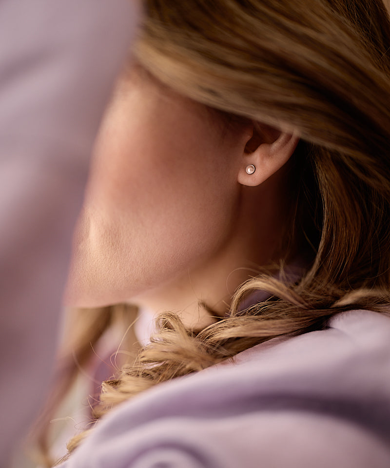 Blomdahl sølvfarvet titanium perleøreringe med lyserød perle, billede 4