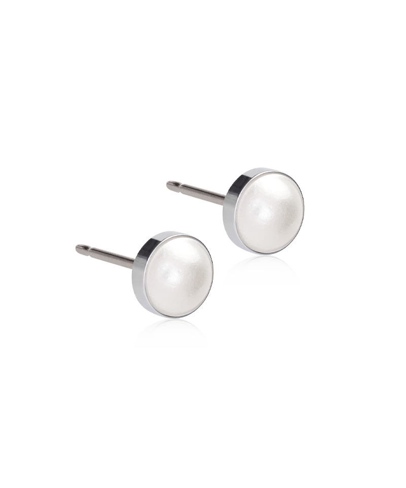 Blomdahl sølvfarvet titanium perleøreringe med hvid krystalperle, 6 mm