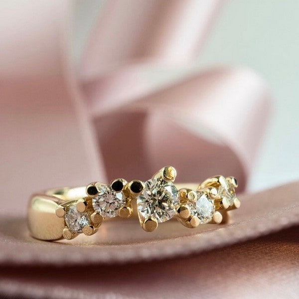 Nuran Diamond Twist ring i 14 kt hvidguld med 5 brillanter, set fra siden