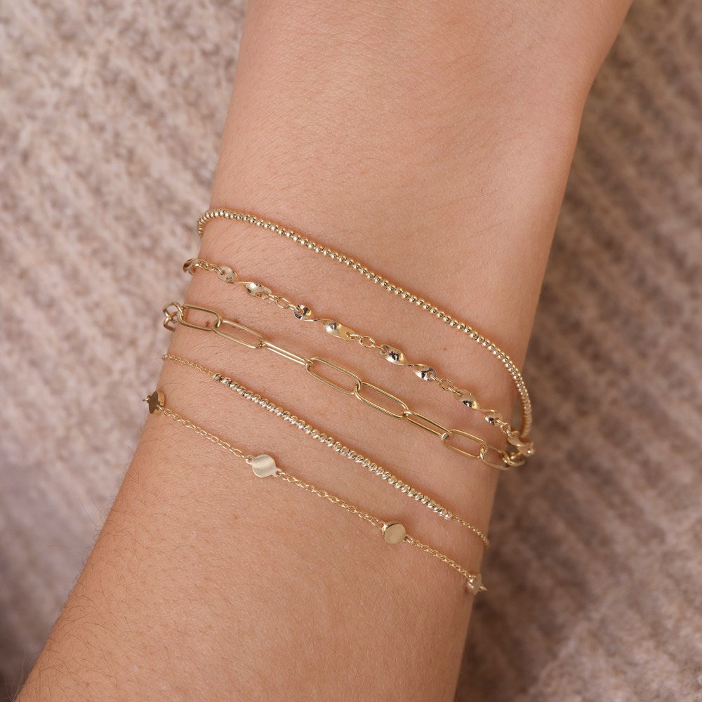 Siersbøl - 8 kt. guld armbånd i elegant design båret af model