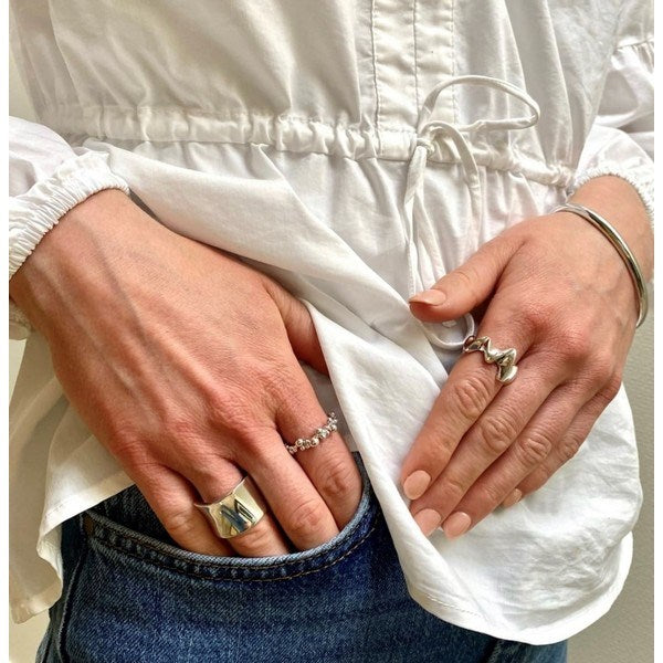 Mads Z Bubbles ring i sterlingsølv med organisk design – set fra siden