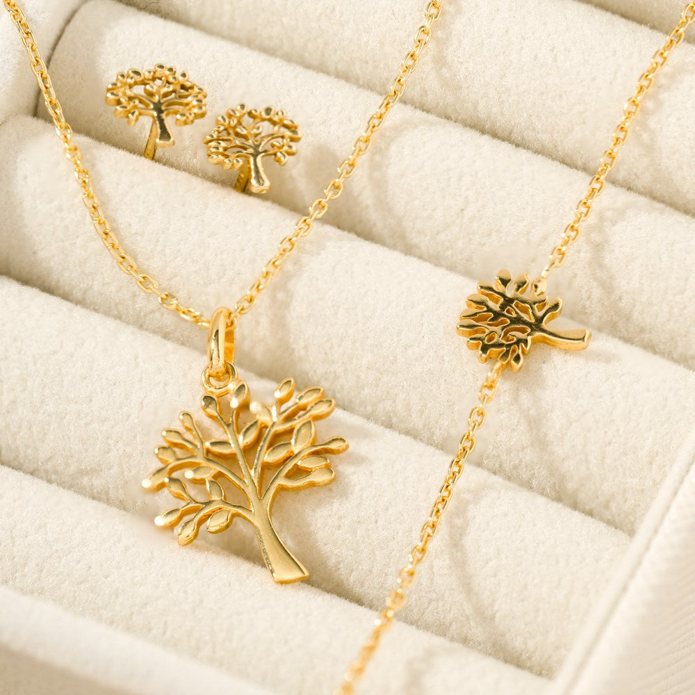 Nordahl Jewellery - TREE52 ørestikker i forgyldt sølv vist sammen med øvrige smykker fra serien