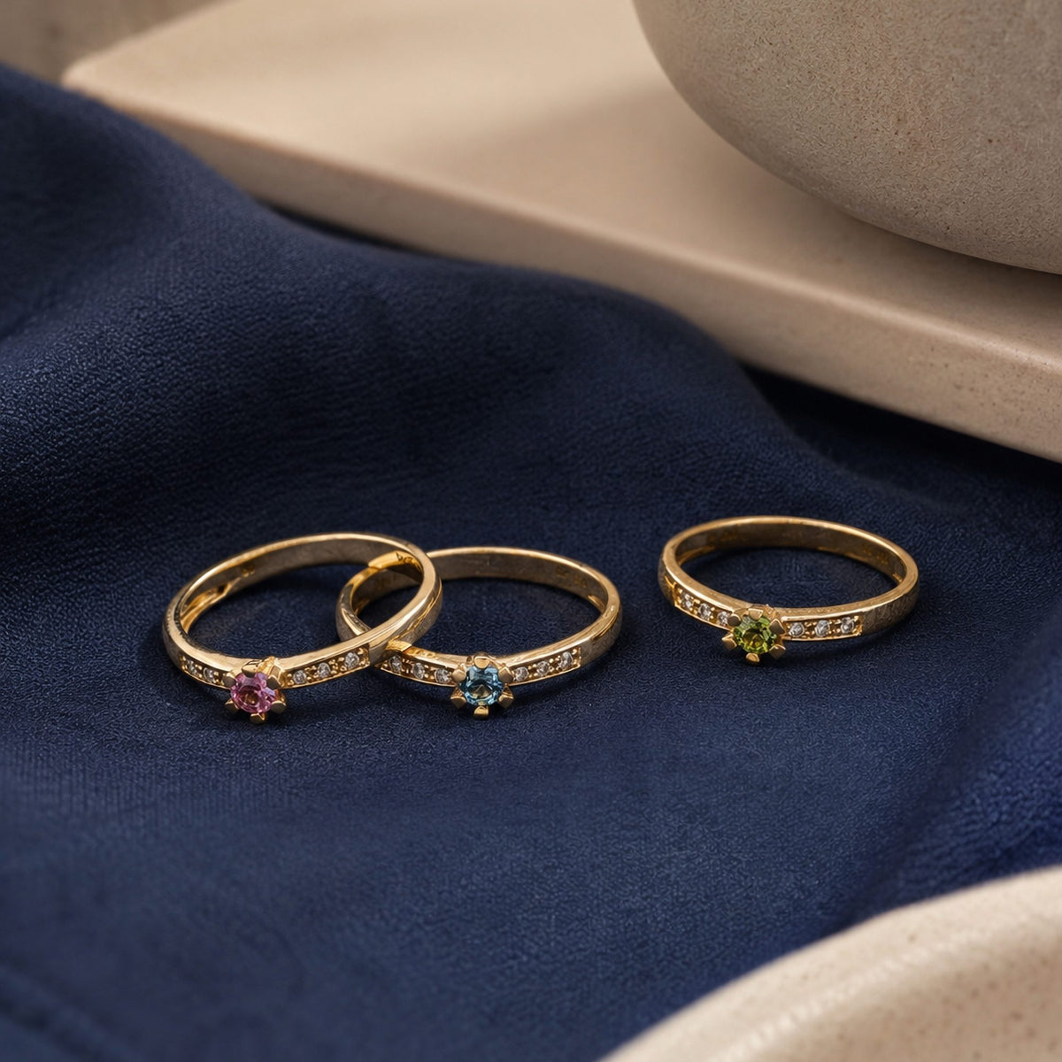Scrouples Vida Darling ring 8 kt. guld m. 0,10 topas og brillanter på 0,04ct, vist sammen med andre varianter fra serien