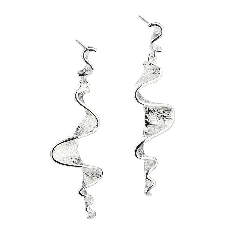 Aqua Dulce Rhumba Long Earring – lange øreringe i sterlingsølv med bølgende, struktureret design