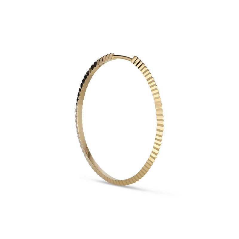 Jane Kønig Reflection Hoop øreringe i forgyldt sølv med stribedesign der fanger lyset