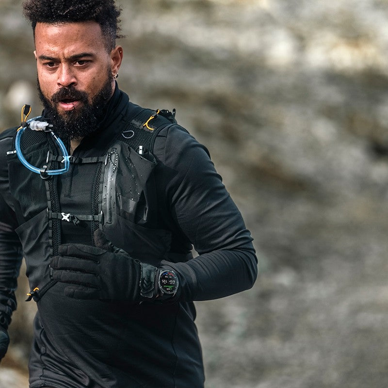 GARMIN Fenix 8 AMOLED herreur i titanium med safirskærm – liggende på flade