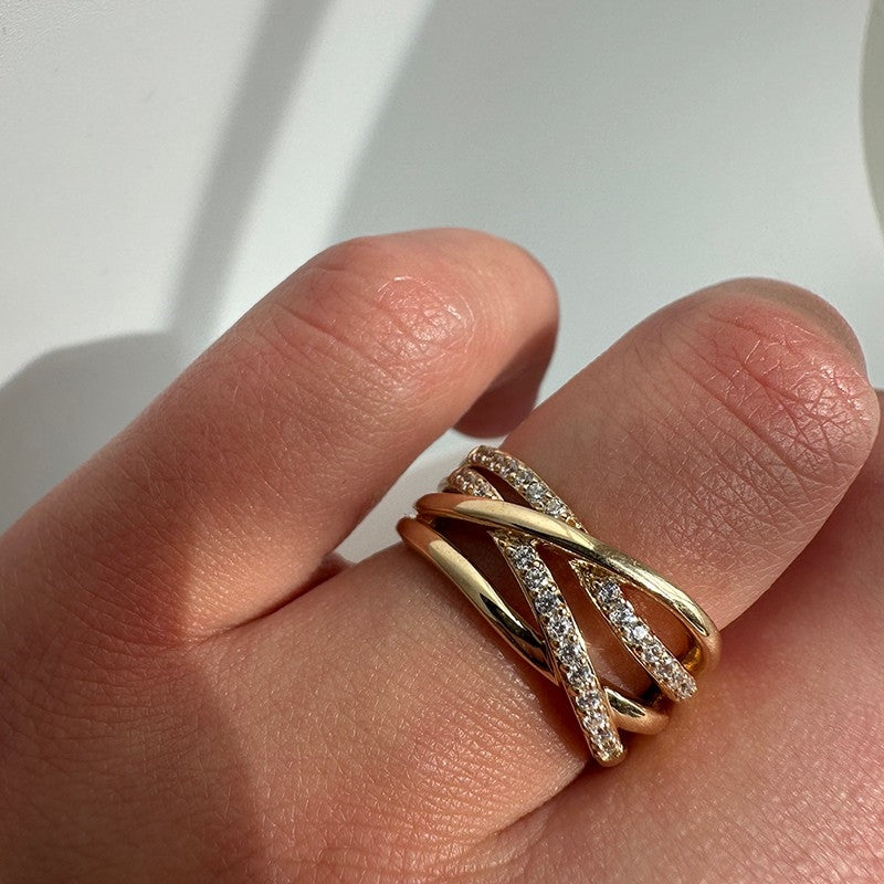 Mads Z ring i 8 karat guld med zirkonia og flerbåndet design, set fra siden