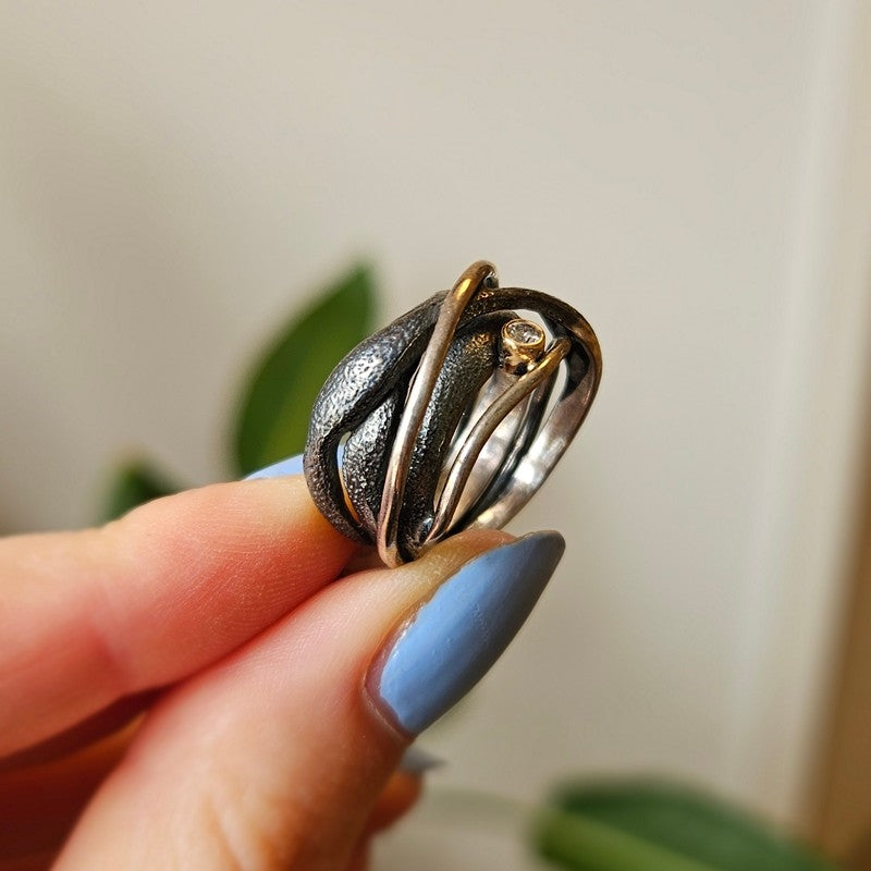 Rabinovich Witch Hazel ring i oxyderet sølv med 14 karat guld og diamant, set fra siden