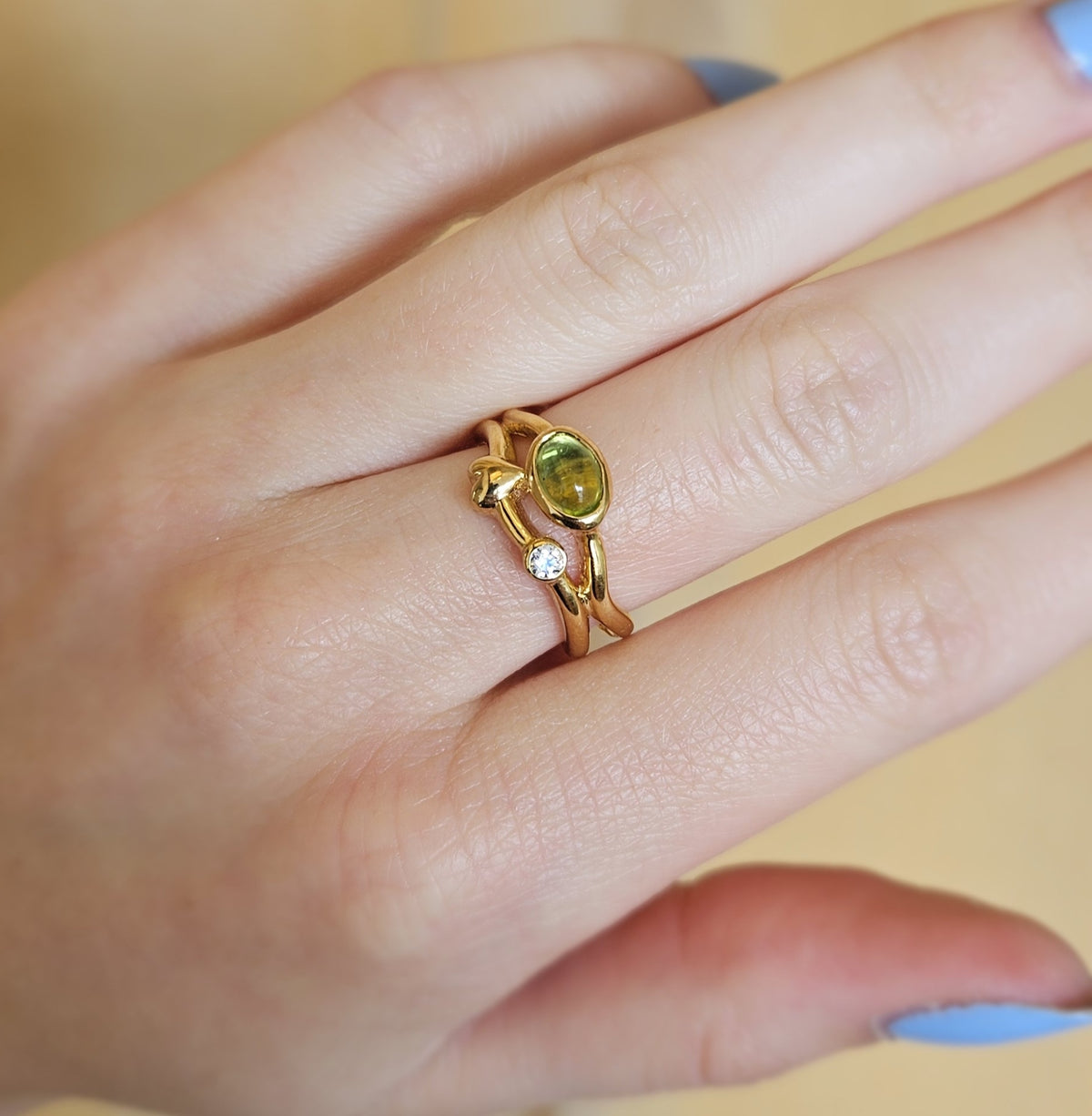 Rabinovich Rainforest Dew ring i forgyldt sølv med peridot og zirkonia, set fra siden