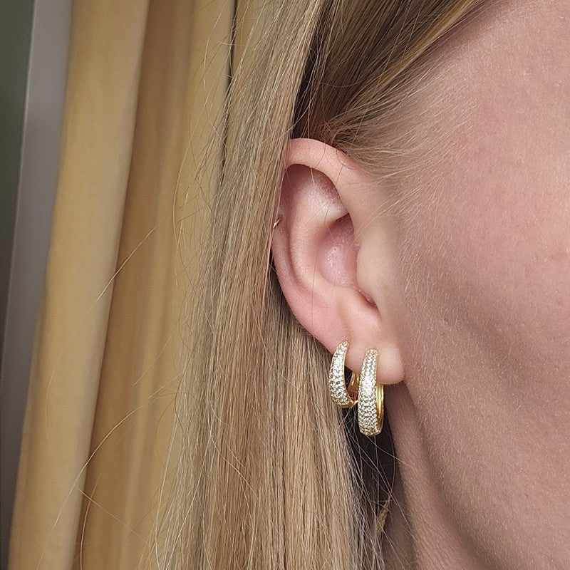 Aqua Dulce Darling Emma Medium hoops i forgyldt sølv med zirkonia – nærbillede af sten