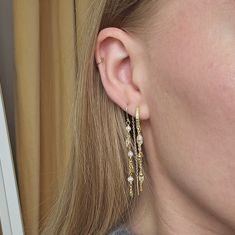 Aqua Dulce Lunella Pearl Hoop øreringe i forgyldt sølv med ferskvandsperler – set fra siden