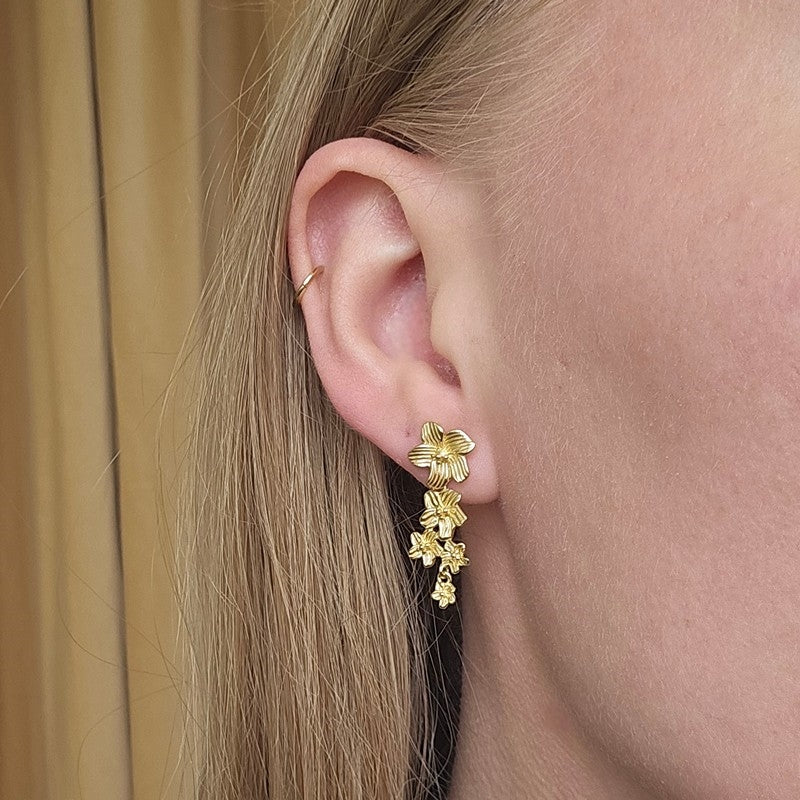 Aqua Dulce Jasmin Big Earstud i forgyldt sterlingsølv – nærbillede af detalje