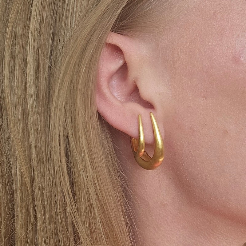 Jane Kønig Orbis Drop Stud øreringe i forgyldt sølv – set fra siden